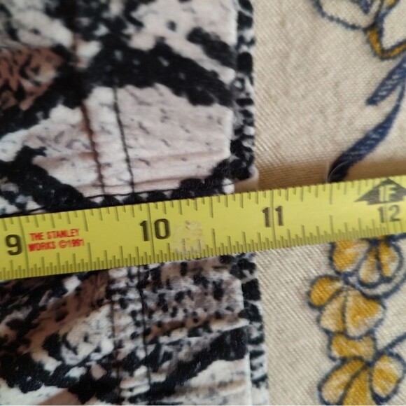 Black and White Snake Patterned Stretch Leggings Medium - Picture 3 of 6